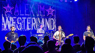 Knapp 200 Besucher feierten in der Alten Kaserne mit der vierk&ouml;pfigen Frankfurter Coverband Alex im Westerland zu den gro&szlig;en Hits von den &Auml;rzten und den Toten Hosen.