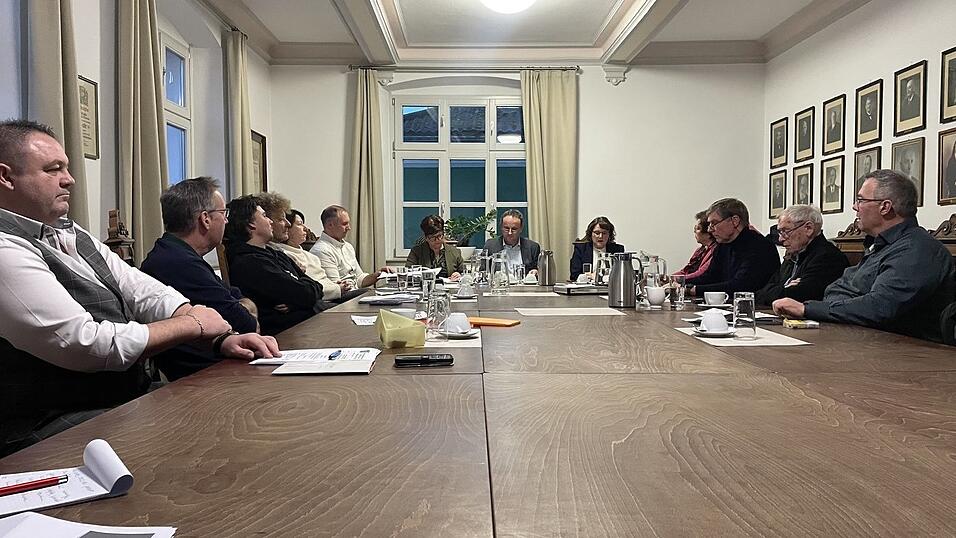 Irmgard Sauerer und Josef Schütz, die Bürgermeister der VG-Kommunen Brennberg und Wörth, gaben der Gemeinschaftsversammlung mit Kämmerin Simone Weber (Mitte, von links) Einblick in die Finanzen.