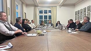 Irmgard Sauerer und Josef Schütz, die Bürgermeister der VG-Kommunen Brennberg und Wörth, gaben der Gemeinschaftsversammlung mit Kämmerin Simone Weber (Mitte, von links) Einblick in die Finanzen. Irmgard Sauerer und Josef Schütz, die Bürgermeister der VG-Kommunen Brennberg und Wörth, gaben der Gemeinschaftsversammlung mit Kämmerin Simone Weber (Mitte, von links) Einblick in die Finanzen.