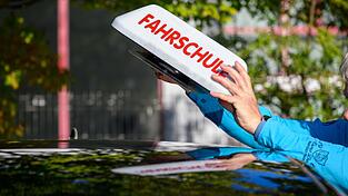 Fahrschulen melden deutlich weniger neue Fahrsch&uuml;ler.