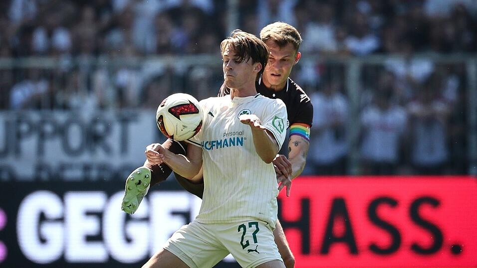 Duell auf dem Kiez: Luca Itter schirmt den Ball gegen St. Paulis David Nemeth ab. Duell auf dem Kiez: Luca Itter schirmt den Ball gegen St. Paulis David Nemeth ab.