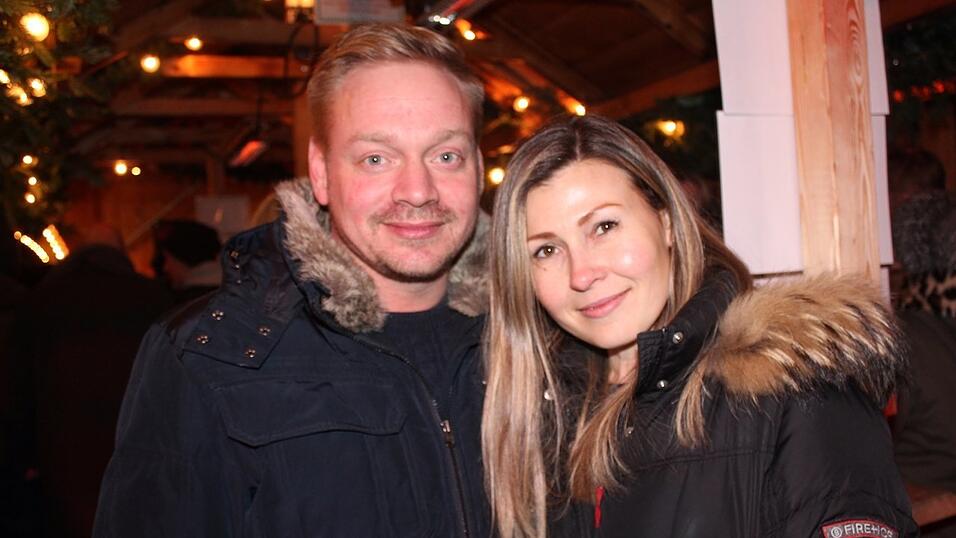 Auch am Samstag, 15. Dezember, strömten wieder etliche Besucher aus Landshut und Umgebung zur Weihnachtspyramide am Alten Viehmarkt. Auch am Samstag, 15. Dezember, strömten wieder etliche Besucher aus Landshut und Umgebung zur Weihnachtspyramide am Alten Viehmarkt.