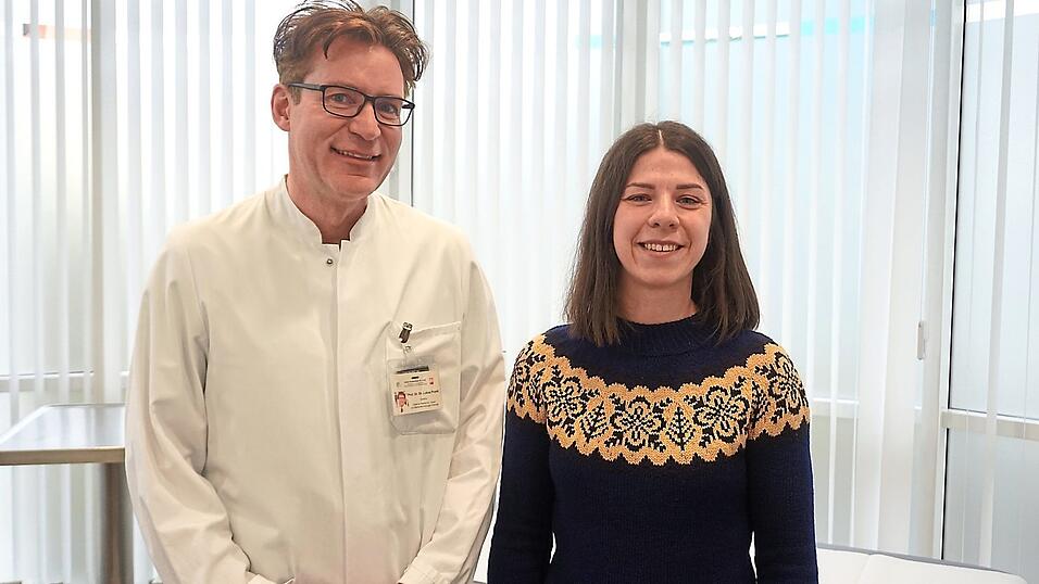 Zwei Jahre nach der Operation kam Verena Dinhof (rechts) zur Nachuntersuchung zu Professor Lukas Prantl. Zwei Jahre nach der Operation kam Verena Dinhof (rechts) zur Nachuntersuchung zu Professor Lukas Prantl.