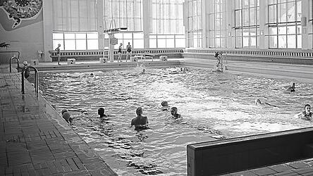 Früher wie heute: Seit 70 Jahren ziehen Badegäste jeden Alters im 25-Meter-Sportbecken ihre Bahnen.
