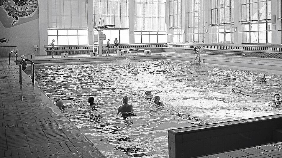 Früher wie heute: Seit 70 Jahren ziehen Badegäste jeden Alters im 25-Meter-Sportbecken ihre Bahnen.