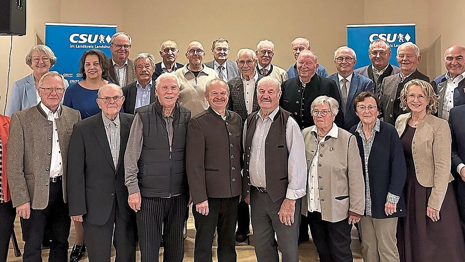 Die Geehrten für 40 bis 60 Jahre (oben) und für 30 und 35 Jahre (unten) um den Kreisvorsitzenden Florian Oßner, die stellvertretende Landrätin Claudia Geilersdorfer sowie weitere Mitglieder der Kreisvorstandschaft. Die Geehrten für 40 bis 60 Jahre (oben) und für 30 und 35 Jahre (unten) um den Kreisvorsitzenden Florian Oßner, die stellvertretende Landrätin Claudia Geilersdorfer sowie weitere Mitglieder der Kreisvorstandschaft.