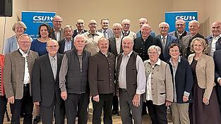 Die Geehrten für 40 bis 60 Jahre (oben) und für 30 und 35 Jahre (unten) um den Kreisvorsitzenden Florian Oßner, die stellvertretende Landrätin Claudia Geilersdorfer sowie weitere Mitglieder der Kreisvorstandschaft. Die Geehrten für 40 bis 60 Jahre (oben) und für 30 und 35 Jahre (unten) um den Kreisvorsitzenden Florian Oßner, die stellvertretende Landrätin Claudia Geilersdorfer sowie weitere Mitglieder der Kreisvorstandschaft.