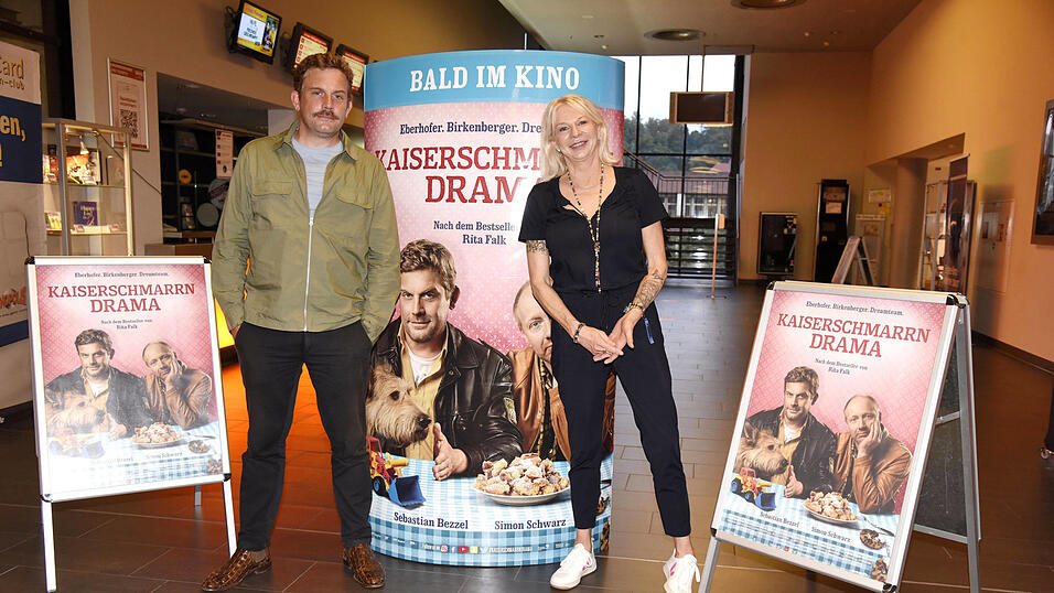 Sebastian Bezzel und Autorin Rita Falk bei der Premiere von 'Kaiserschmarrndrama' im Kinopolis in Landshut. Die Eberhofer-Erfinderin hat lange in Landshut gelebt.