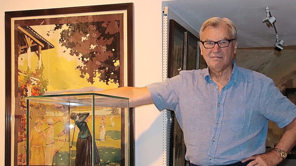 Peter Insam mit seiner Lieblingsskulptur, einer Golfspielerin aus Bronze und Elfenbein.