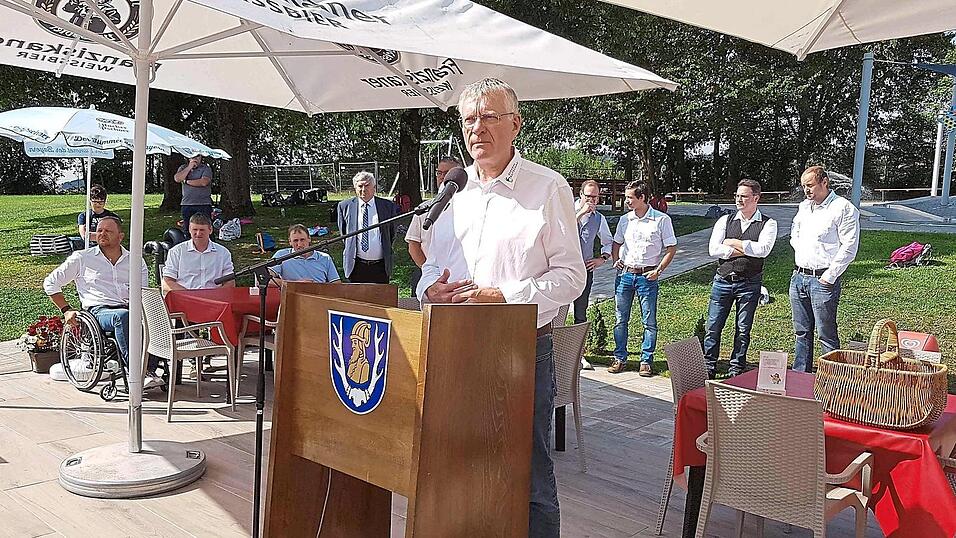 B&uuml;rgermeister Marchl dankte allen an der Freibad-Sanierung beteiligten Personen.
