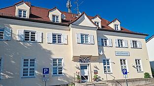 Dieses heute noch bestehende Gebäude in der Bogener Bahnhofstraße ist vor 100 Jahren als Postamt errichtet worden. Damals war die Fassade „hauchzart grün“ gestrichen mit grünen Fensterläden.