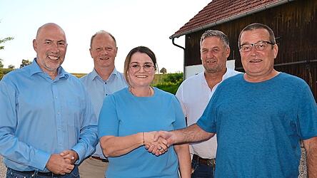 Robert Holzmaier (rechts) gratulierte seiner Nachfolgerin Christine Holzmaier zur Wahl. Die B&uuml;rgermeister Holger Nick, Thomas Felsl und Michael Hillebrand (v. l.) schlossen sich mit den besten W&uuml;nschen an.