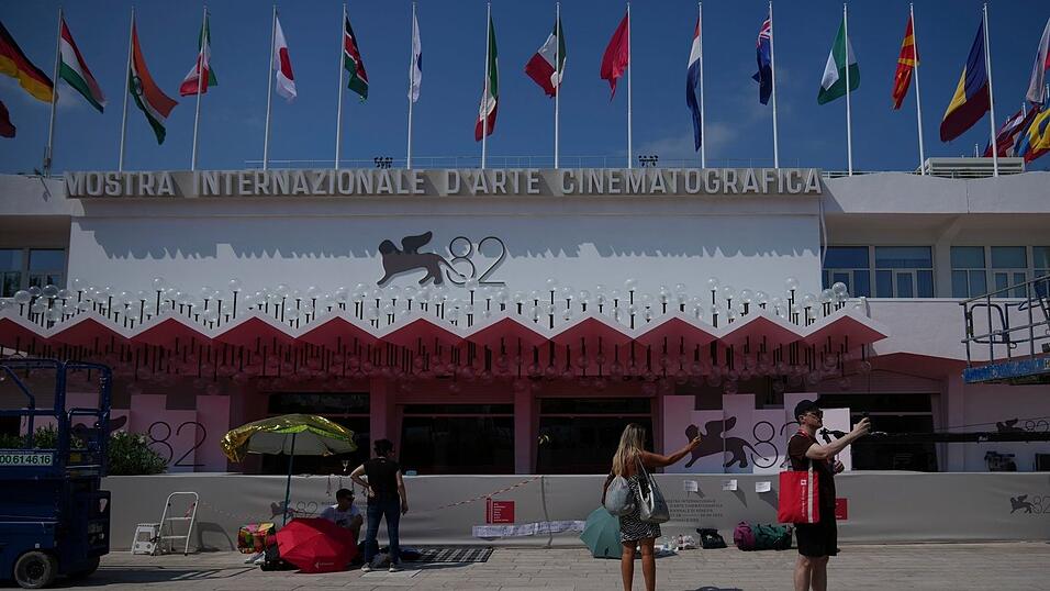 Vom 2. bis 12. September werden auf dem Lido neue Filme internationaler Regiegrößen gezeigt. (Archivbild) Vom 2. bis 12. September werden auf dem Lido neue Filme internationaler Regiegrößen gezeigt. (Archivbild)