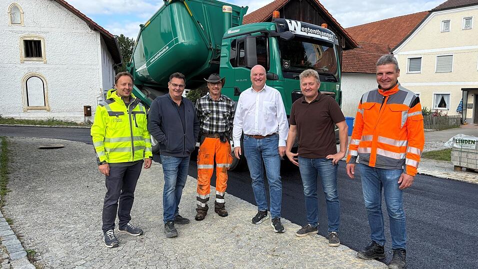 Bauhofleiter Hubert Nachreiner (v. r.), B&uuml;rgermeister Josef Beham, Peter Obergru&szlig;berger und Josef Steinhofer (l.) von der OBW Ingenieurgesellschaft mit Bauleiter Josef Feldmeier von der Firma ETW (2. v. l.) und einem Mitarbeiter machten sich ein Bild von den Sanierungsarbeiten.