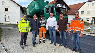 Bauhofleiter Hubert Nachreiner (v. r.), Bürgermeister Josef Beham, Peter Obergrußberger und Josef Steinhofer (l.) von der OBW Ingenieurgesellschaft mit Bauleiter Josef Feldmeier von der Firma ETW (2. v. l.) und einem Mitarbeiter machten sich ein Bild von den Sanierungsarbeiten. Bauhofleiter Hubert Nachreiner (v. r.), Bürgermeister Josef Beham, Peter Obergrußberger und Josef Steinhofer (l.) von der OBW Ingenieurgesellschaft mit Bauleiter Josef Feldmeier von der Firma ETW (2. v. l.) und einem Mitarbeiter machten sich ein Bild von den Sanierungsarbeiten.