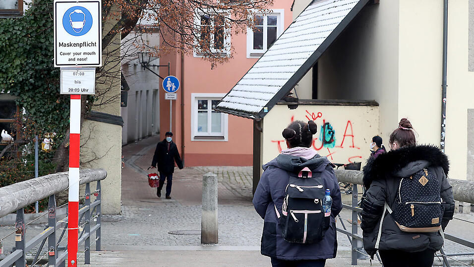 Die Maskenpflicht im historischen Zentrum Landshuts wurde bis 31. Januar 2021 verlängert. Die Maskenpflicht im historischen Zentrum Landshuts wurde bis 31. Januar 2021 verlängert.
