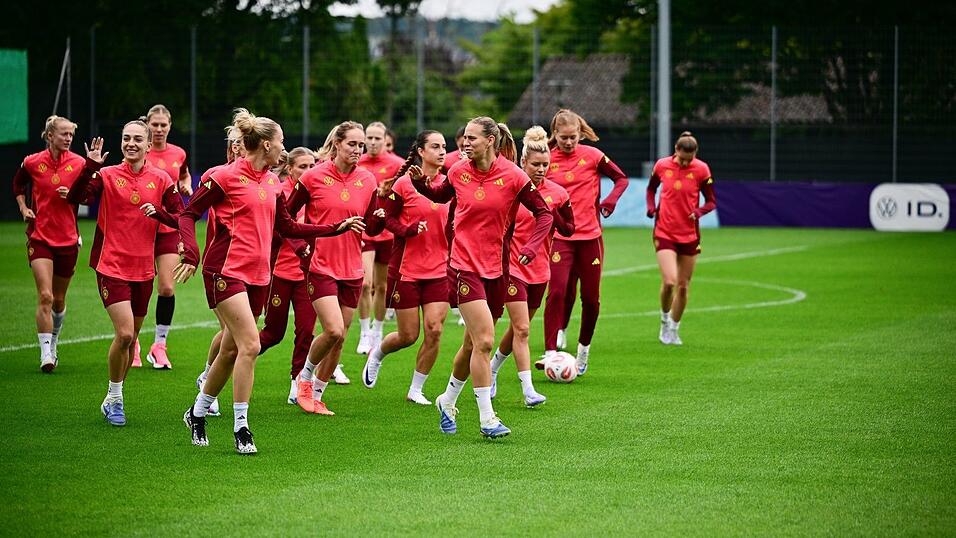 Deutsche Fußballerinnen: Warmlaufen für Weltmeister Spanien.