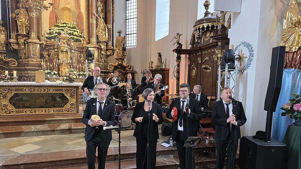 Die &bdquo;Blues Briederchen&ldquo; nutzten den Altarraum als ihre B&uuml;hne.