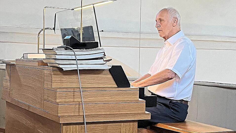 Auf der Empore konzentrierte sich Roland Büchner auf die Notenblätter. Auf der Empore konzentrierte sich Roland Büchner auf die Notenblätter.