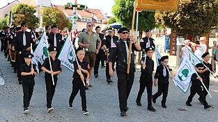 Als Tambourmajor führte Thomas Kybelksties den Feuerwehr-Spielmannszug Bad Kötzting an. Als Tambourmajor führte Thomas Kybelksties den Feuerwehr-Spielmannszug Bad Kötzting an.