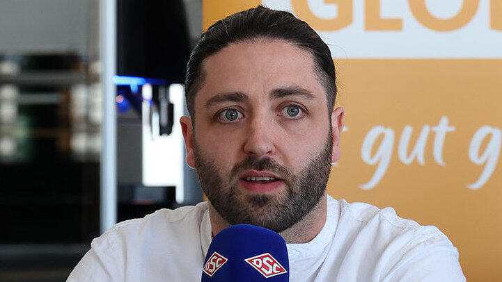Ibrahim &bdquo;Ibo&ldquo; Weissleder geht in sein zweites Jahr als Sportdirektor des Deggendorfer SC und freut sich, dass das Umfeld &bdquo;wie ein Mann&ldquo; hinter dem Oberligsten steht.
