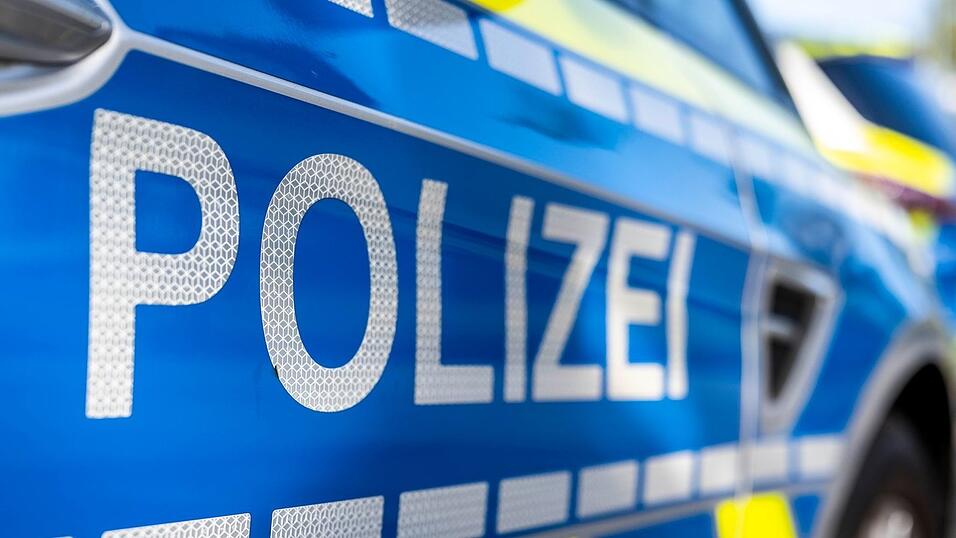 Bei zwei aufeinanderfolgenden Unfällen auf der A7 bei Steinsfeld sind zwei Menschen leicht verletzt worden.(Symbolbild) Bei zwei aufeinanderfolgenden Unfällen auf der A7 bei Steinsfeld sind zwei Menschen leicht verletzt worden.(Symbolbild)
