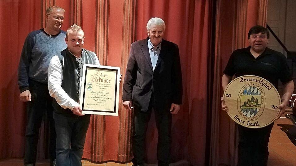 Überreichung der Ehrenurkunde und der Ehrentafel (v.l.): Georg Mühlbauer (Geschäftsführer), Johann Kastl sen. (Ehrenmitglied), Reinhold Sauer (1. Vorstand), Stefan Graf (3. Vorstand). Überreichung der Ehrenurkunde und der Ehrentafel (v.l.): Georg Mühlbauer (Geschäftsführer), Johann Kastl sen. (Ehrenmitglied), Reinhold Sauer (1. Vorstand), Stefan Graf (3. Vorstand).