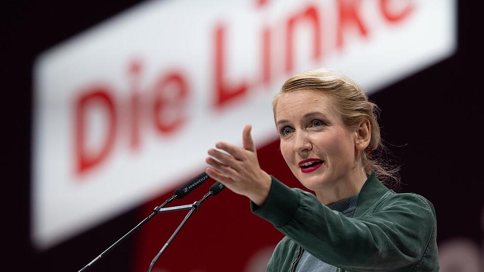 Ines Schwerdtner, neue Parteivorsitzende der Linken, spricht auf dem Bundesparteitag in Halle. Ines Schwerdtner, neue Parteivorsitzende der Linken, spricht auf dem Bundesparteitag in Halle.