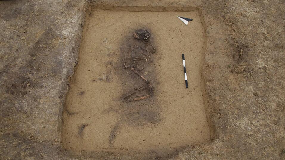 Ein Grab des Friedhofes der Glockenbecherkultur w&auml;hrend der Ausgrabung.