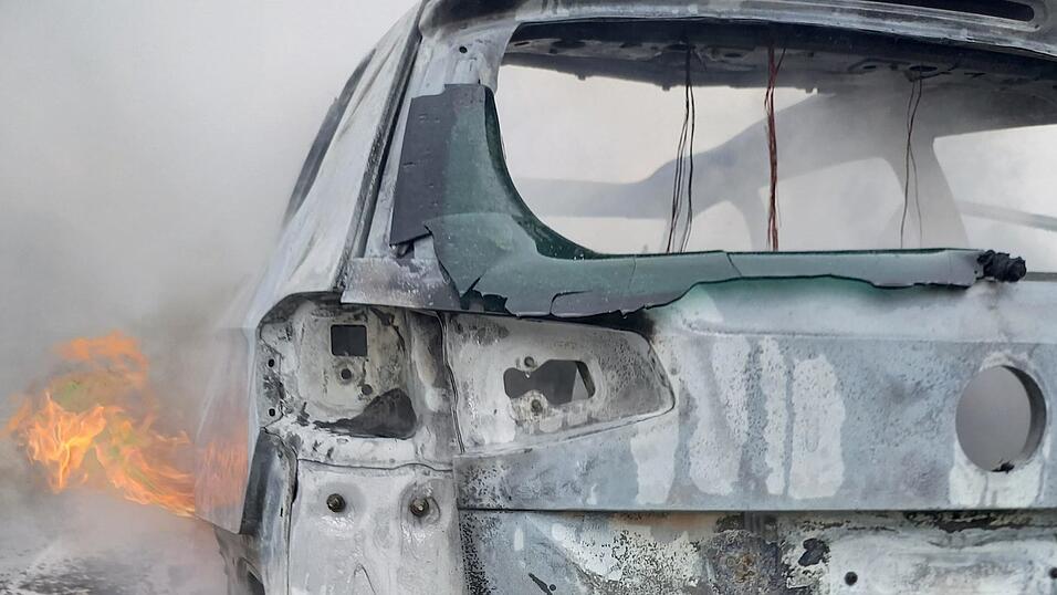 Von dem Auto ist nicht mehr viel erkennbar. Von dem Auto ist nicht mehr viel erkennbar.