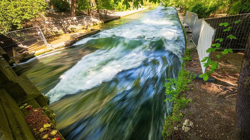 M&uuml;nchner Eisbachwelle: Surfen war nach dem t&ouml;dlichen Unfall zun&auml;chst verboten. (Archivbild)