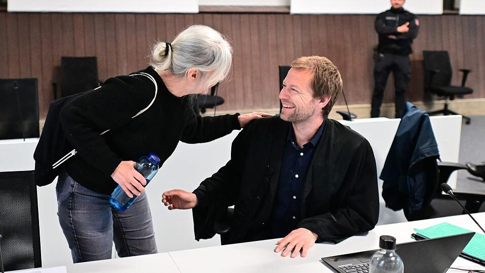 Klette und ihr Anwalt wirken freundschaftlich vertraut miteinander. (Archivbild)