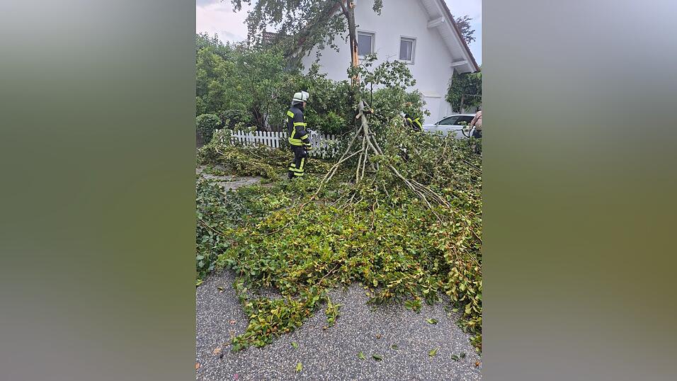 Die Feuerwehr Niederaichbach war beim Unwetter verstärkt gefordert. Die Feuerwehr Niederaichbach war beim Unwetter verstärkt gefordert.