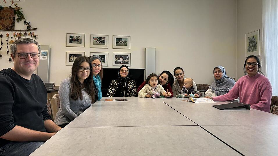 Schulsozialarbeiter Christian Schmitt (links) und Kursleiterin Minerva Gr&ouml;schl (rechts) mit den Teilnehmerinnen Nuvia aus Mexiko, Daili aus Venezuela, Fariba aus Afghanistan, Stephanie mit Tochter Emilia aus Mexiko, Gessica mit Tochter Nicole aus Italien und Zainab aus Afghanistan (von links).