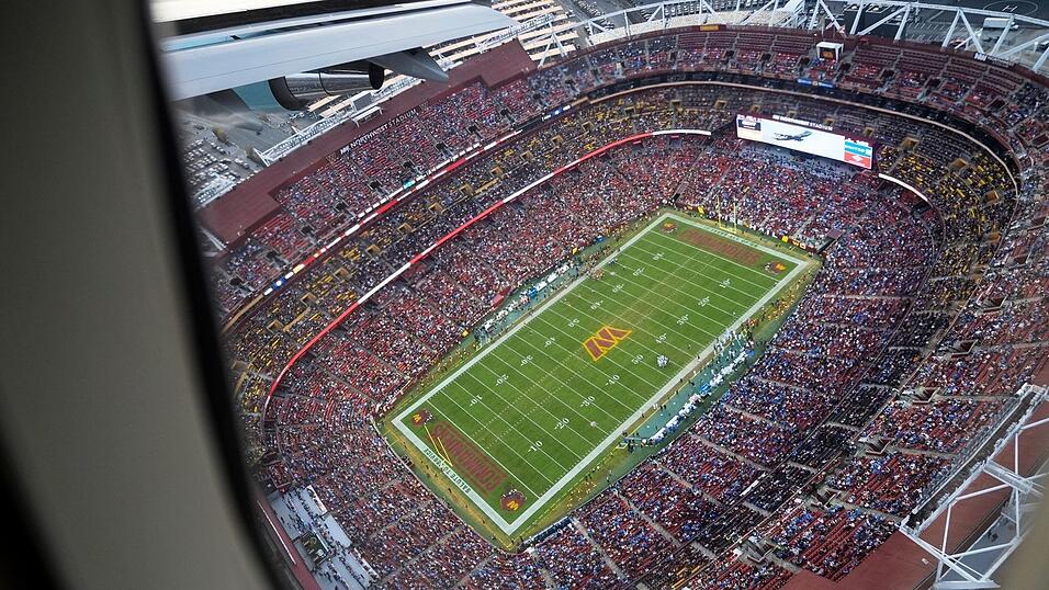 Blick aus der Air Force One beim Tiefflug über dem Stadion der Washington Commanders.