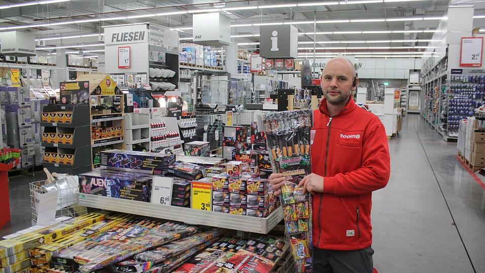 Auch in Chamer Bau- und Superm&auml;rkten gibt es wieder viel Feuerwerk zu kaufen. Besonders beliebt sind Batteriefeuerwerke.