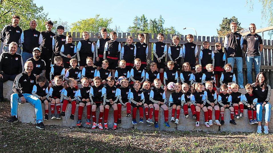 Die drei Kleinfeldmannschaften des FC Walkertshofen mit ihren Trainern. Vorsitzender Michael Kellerer (hintere Reihe links) und der sportliche Leiter Michael Reitmeier (mittlere Reihe links) unterstützen die Nachwuchsarbeit. Die drei Kleinfeldmannschaften des FC Walkertshofen mit ihren Trainern. Vorsitzender Michael Kellerer (hintere Reihe links) und der sportliche Leiter Michael Reitmeier (mittlere Reihe links) unterstützen die Nachwuchsarbeit.