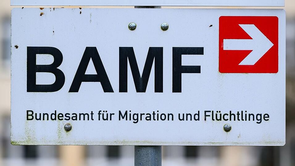Beim Bundesamt für Migration und Flüchtlinge (Bamf) werden aktuell weniger Asylerstanträge gestellt. Der Anteil derjenigen, die erst einmal bleiben dürfen, steigt. (Symbolbild) Beim Bundesamt für Migration und Flüchtlinge (Bamf) werden aktuell weniger Asylerstanträge gestellt. Der Anteil derjenigen, die erst einmal bleiben dürfen, steigt. (Symbolbild)