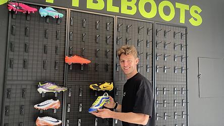Die Wand füllt Samuel Burgfeld mit Fußballschuhen der unterschiedlichen Marken und Herstellungsdaten auf. Seine Stammkunden schwören auf die älteren Modelle. Die Wand füllt Samuel Burgfeld mit Fußballschuhen der unterschiedlichen Marken und Herstellungsdaten auf. Seine Stammkunden schwören auf die älteren Modelle.