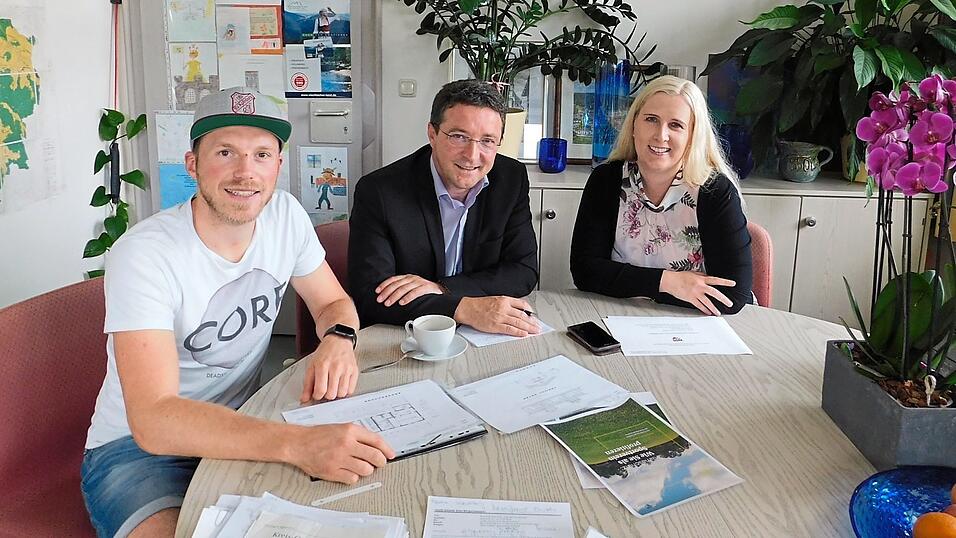 Intensive Beratungsgespr&auml;che &uuml;ber neue Sonderf&ouml;rderungen f&uuml;r vereinseigene Sportanlagen im Rathaus Kollnburg: Thomas Dietl (v.li.) vom SV Kollnburg, MdL Max Gibis aus Mauth und B&uuml;rgermeisterin Josefa Schmid.
