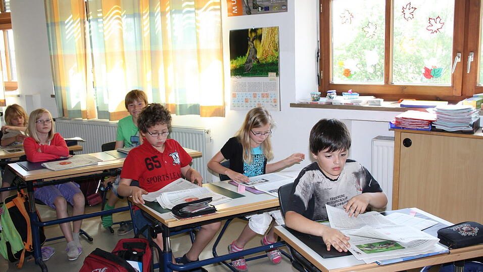 Vor allem der Plattlinger Lokalteil und die Kindernachrichten interessierten die Schüler von Ulrike Löw in der Grundschule Plattling. (Foto: Tanja Pfeffer) Vor allem der Plattlinger Lokalteil und die Kindernachrichten interessierten die Schüler von Ulrike Löw in der Grundschule Plattling. (Foto: Tanja Pfeffer)