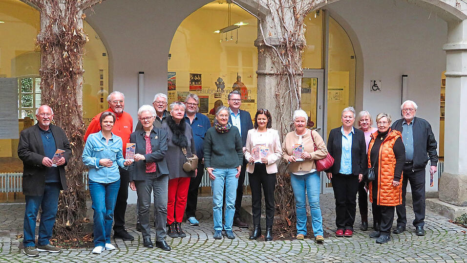 Zur Vorstellung des neuen Programms im G&auml;ubodenmuseum sprachen B&uuml;rgermeister Werner Sch&auml;fer (links), G&auml;ubodenmuseums-Direktor Prof. Dr. G&uuml;nther Moosbauer (7.v.l.), Verwaltungsdirektor Johannes Burgmayer (7.v.r.) und Claudia Bracht (6.v.r.) von der Tourismusstabsstelle sowie die G&auml;stef&uuml;hrer.