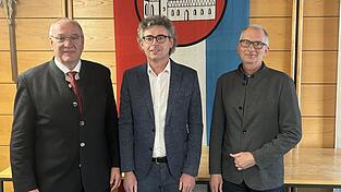 Landrat Franz L&ouml;ffler und Werkleiter Dr. Klaus Amberger stellen den neuen Chef der Kreiswerke vor: Thomas Klement (mitte).