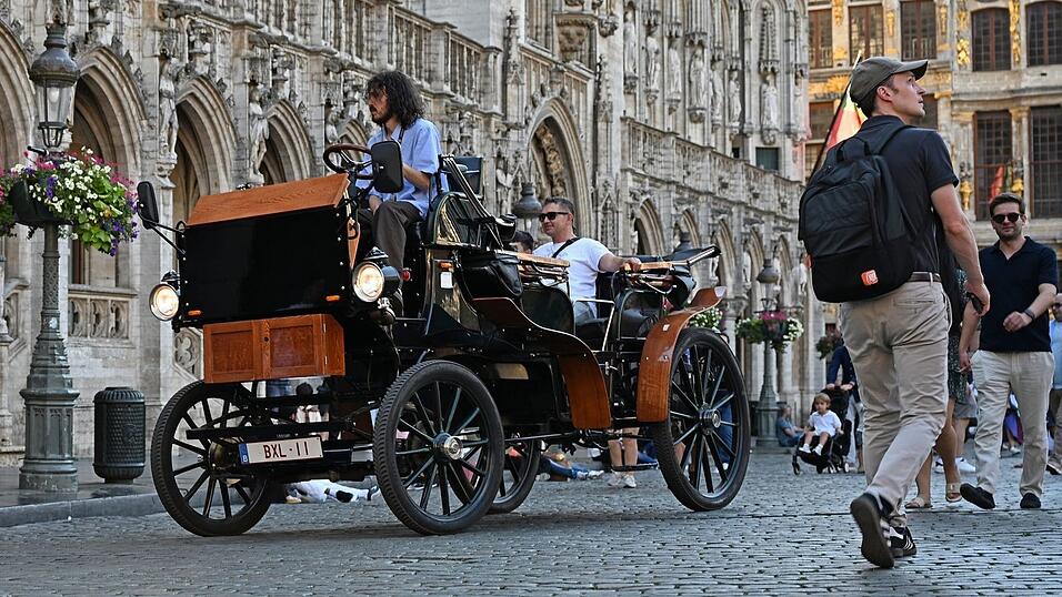 Nach anhaltender Kritik an der Nutzung von Pferden für touristische Zwecke führte Brüssel 2024 elektrische Kutschen. Nach anhaltender Kritik an der Nutzung von Pferden für touristische Zwecke führte Brüssel 2024 elektrische Kutschen.