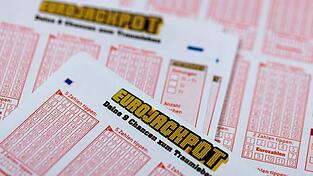 Lottoscheine mit der Aufschrift 'Eurojackpot' liegen in einer Lotto-Annahmestelle.