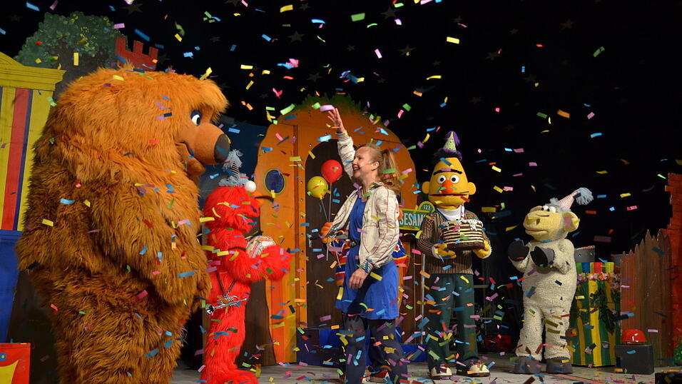 Die Sesamstraße hat in Bogen beim Zeltfestival den Geburtstag des Bären Samson gefeiert. (Foto: Susanne Raith)