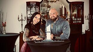Markus und Eva Penzenstadler, die Betreiber der Kulturwirtschaft Ottmaring, freuen sich über die erneute Auszeichnung zum „Lokal des Jahres“ in der Kategorie „Bayerische Küche“. Markus und Eva Penzenstadler, die Betreiber der Kulturwirtschaft Ottmaring, freuen sich über die erneute Auszeichnung zum „Lokal des Jahres“ in der Kategorie „Bayerische Küche“.