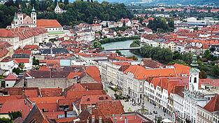 Eine beeindruckende Aussicht von der Stadtpfarrkirche Steyr auf die Altstadt Eine beeindruckende Aussicht von der Stadtpfarrkirche Steyr auf die Altstadt