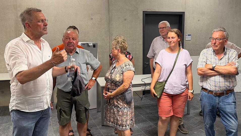 Der Vorsitzende der Lebenshilfe Dr. Helmut Steiniger ist stolz auf das neue Schulhaus.