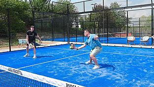 Stellvertretender Landrat Helmut Fichtner (re.) griff gleich zum Schläger und machte beim Spiel mit den Profis ein gute Figur auf der neuen Padel-Anlage des TC Grün-Rot. Stellvertretender Landrat Helmut Fichtner (re.) griff gleich zum Schläger und machte beim Spiel mit den Profis ein gute Figur auf der neuen Padel-Anlage des TC Grün-Rot.